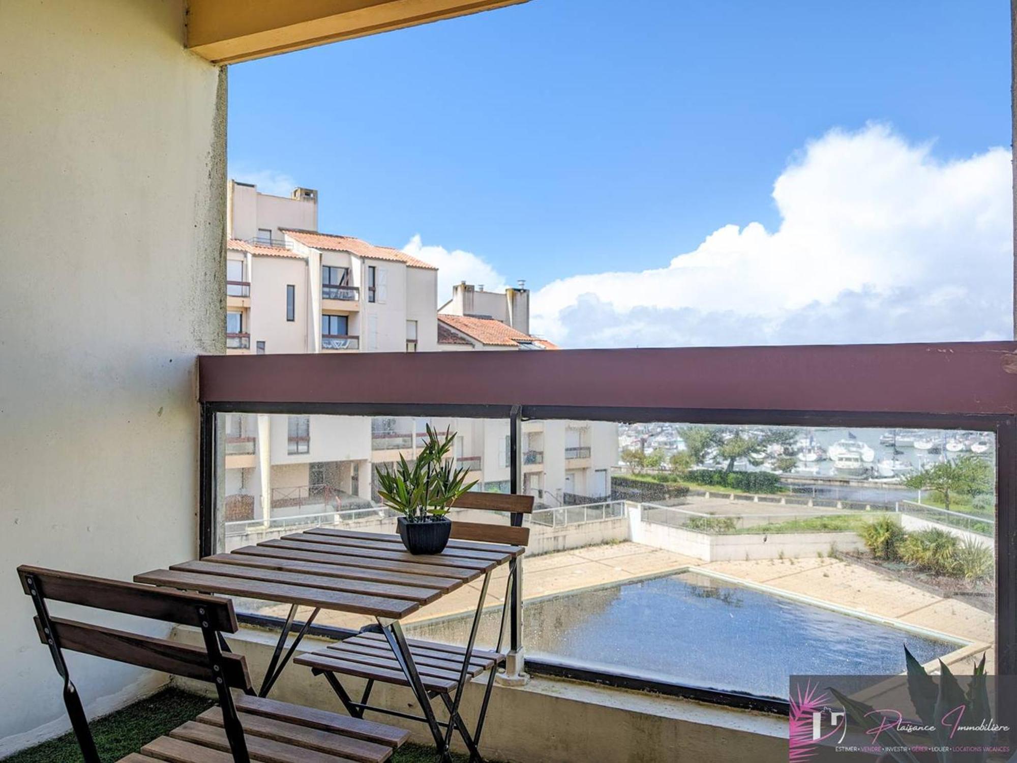 A La Rochelle Avec Piscine Et Parking - Fr-1-825-63 *